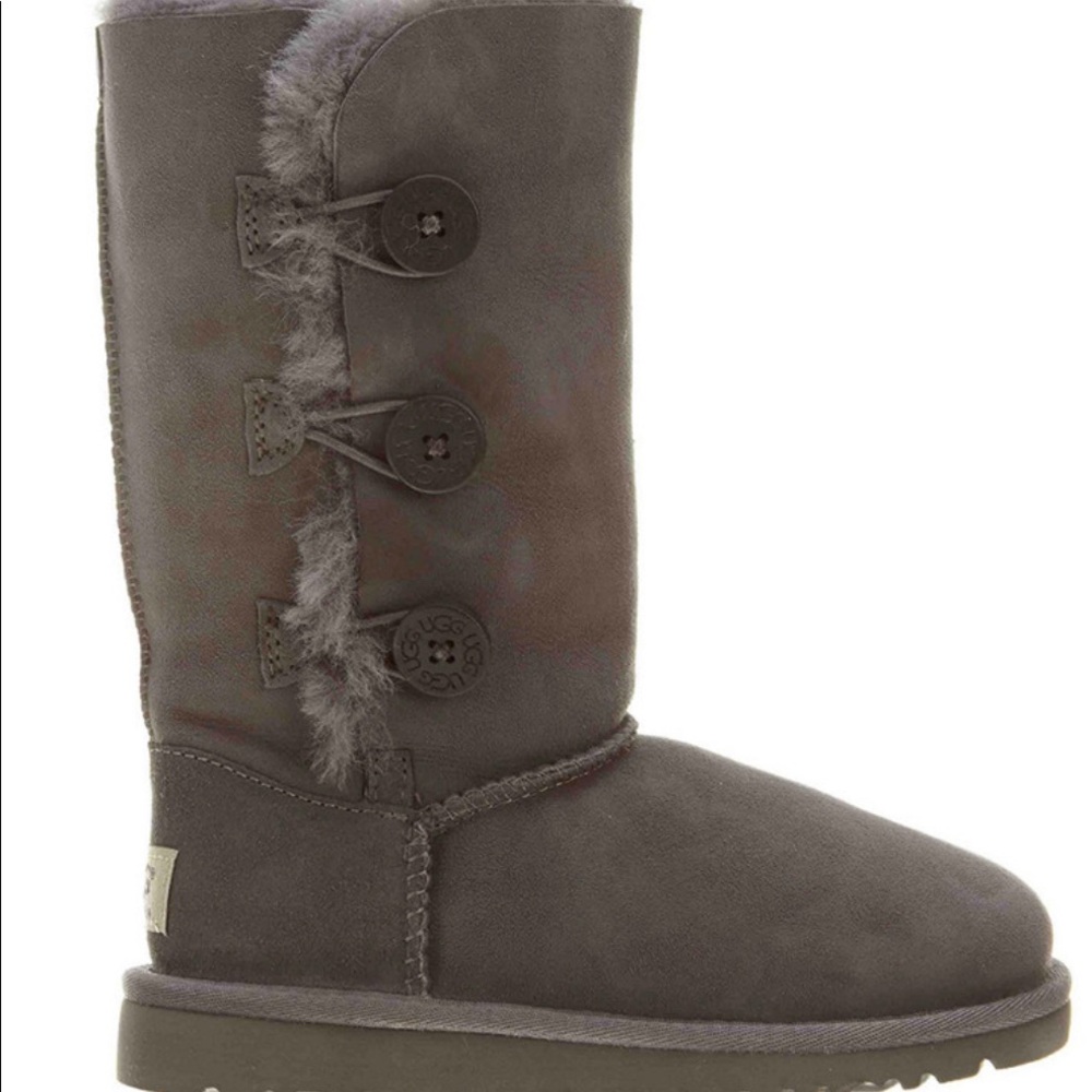 ⬇️⬇️PRICE DROP⬇️⬇️UGG-Bailey Button Triplet/Grey